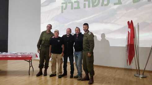 ברק עם ילדיו. "בחומת מגן כבר עשיתי מילואים יחד עם שני הבנים שלי" (צילום: פרטי) משה ברק