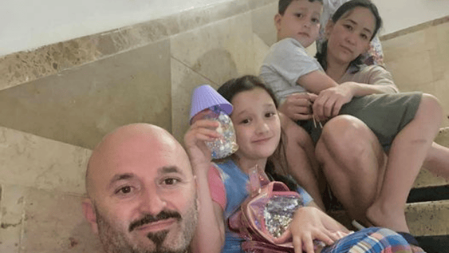 משפחת אגייב בחדר המדרגות בבת ים