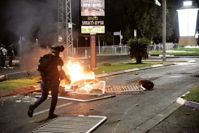רחובות עכו בוערים