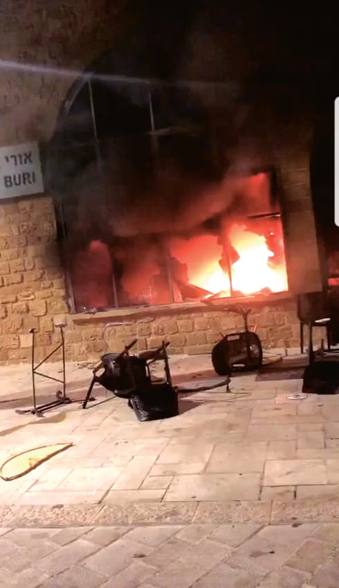 מסעדת אורי בורי עולה באש