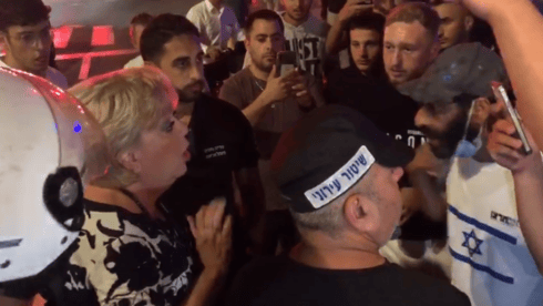 פיירברג מול מפגינים ברחוב הרצל
