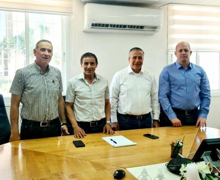 שלום בן משה עם ראש עיריית כפר קאסם שלום בן משה עם ראש עיריית כפר קאסם