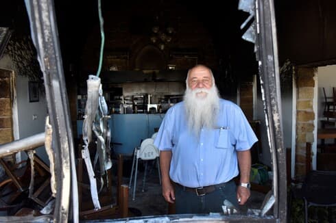 המסעדה והמלון של אורי בורי הוצתו השבוע, אבל הוא ממשיך להאמין באנשים של עכו