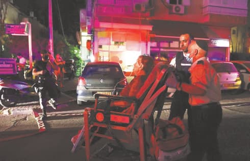 פינוי פצועה לאחר מתקפת טילים