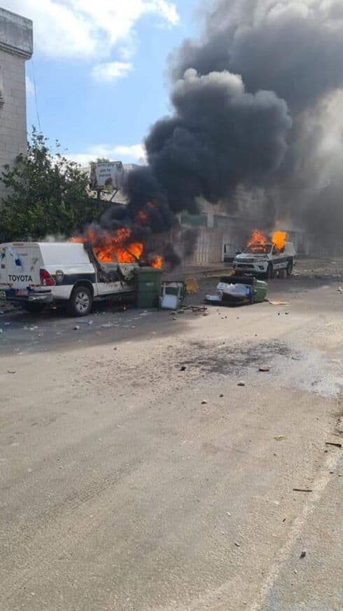 שריפת הניידות בכפר קאסם (צילום: מתוך הרשת החברתית, פרסום לפי סעיף 27א' לחוק זכויות יוצרים) מהומות בכפר קאסם