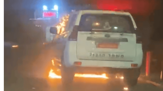 בקבוק תבערה הושלך לעבר ניידת מג"ב ( צילום: צלם לא ידוע, שימוש לפי סעיף 27א' לחוק זכויות יוצרים) בקבוק תבערה הושלך לעבר ניידת מג"ב בא-טור