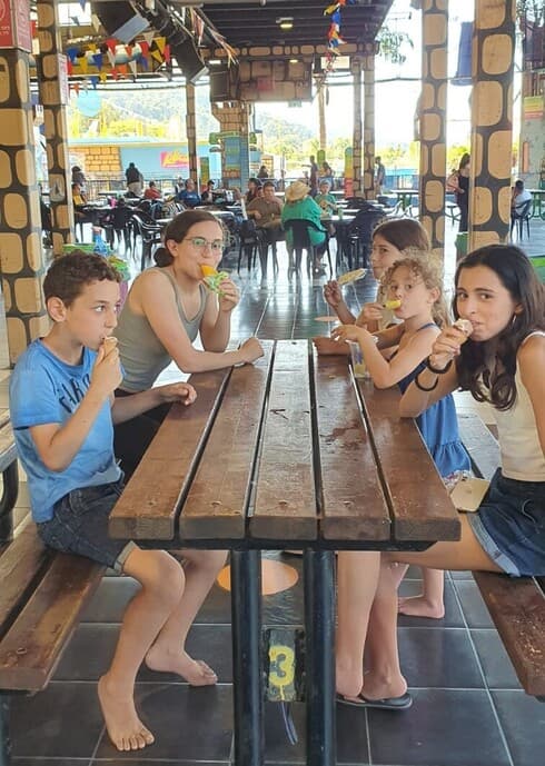 ילדי משפחת גרציאני מכרמיה עם ילדי משפחת דניאלי-ילין ביגור