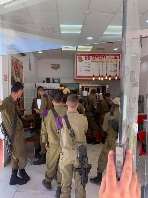 וינגייט 66 במהלך הזמנת החיילים. לובשי המדים לא ציפו למחווה כזו (צילום: צלם לא ידוע, שימוש לפי סעיף 27א' לחוק זכויות יוצרים) וינגייט 66 במהלך הזמנת החיילים. לובשי המדים לא ציפו למחווה כזו
