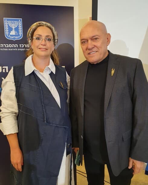 הזמר שלומי שבת, ומנהלת תיכון אמי"ת טכנולוגי ציפי הרפנס