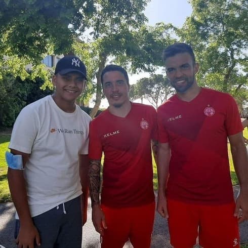מיגל ויטור וז'וסוואה יחד עם האוהד אלון דניאלי בשפיים. תושבי הדרום התרגשו לפגוש את השחקנים
