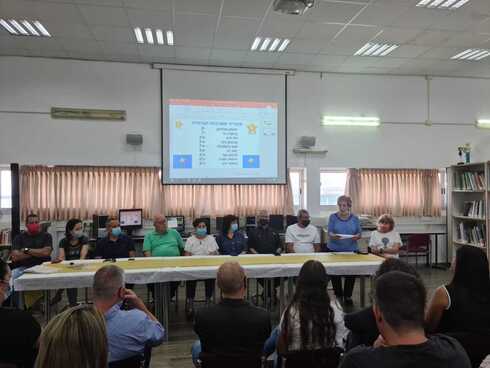 הענקת המלגות בבית הספר "כרמים"