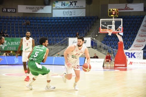טראוויס ווריק (במרכז). בלט במשחקים האחורנים של הקבוצה