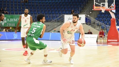 טראוויס ווריק (במרכז). בלט במשחקים האחורנים של הקבוצה