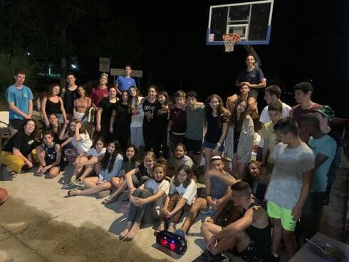 נערי שער הגולן המארחים ביחד עם נערי ניצנים וקומונת הש"ש בניצנים (צילום: באדיבות התנועה הקיבוצית) נערי שער הגולן המארחים ביחד עם נערי ניצנים וקומונת הש"ש בניצנים