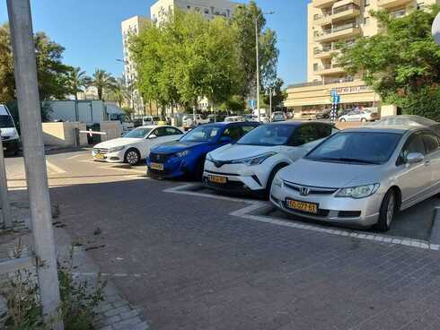 החנייה המרוחקת, בקצה הרחוב הסמוך 