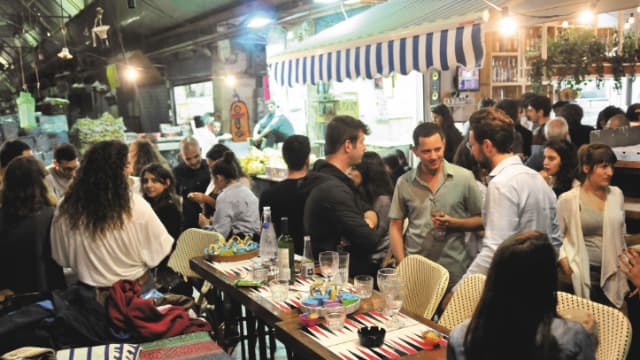 בילוי לילי בשוק מחנה יהודה. (למצולמים אין קשר לכתבה)