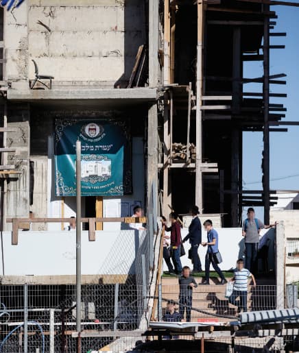 המבנה ברחוב רקנאטי. ילדים ומתפללים בין הפיגומים 