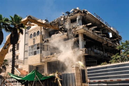 הבניין בעת הריסתו. בינתיים בשטח אין כלום 