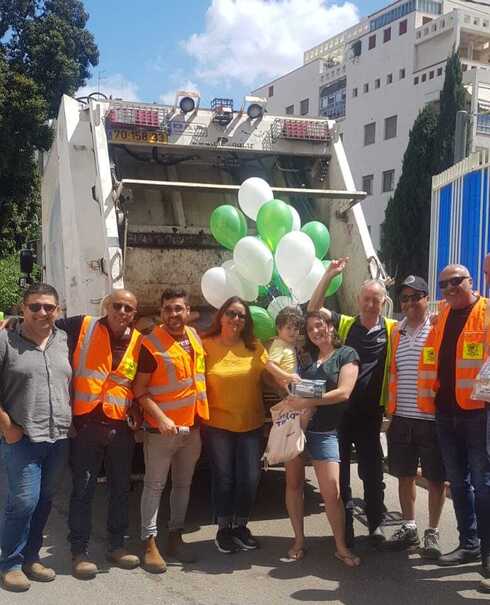 הפתעה מרגשת של עובדי התברואה בפ"ת (צילום: באדיבות אור ניזרי) הפתעה מרגשת של עובדי התברואה בפ"ת