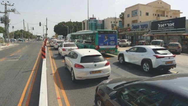 פקקים בכניסה לחדרה