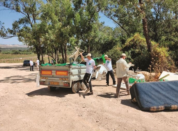 מנקים ביחד את אזור הנחל