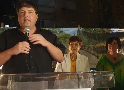 ראש  העיר רמי גרינברג באירוע ההשקה בגלריית "הציפור הכחולה"
