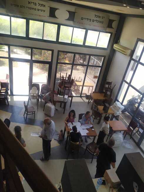 הכנות אחרונות. אורי בורי במסעדה, היום (צילום: פרטי) מסעדת אורי בורי