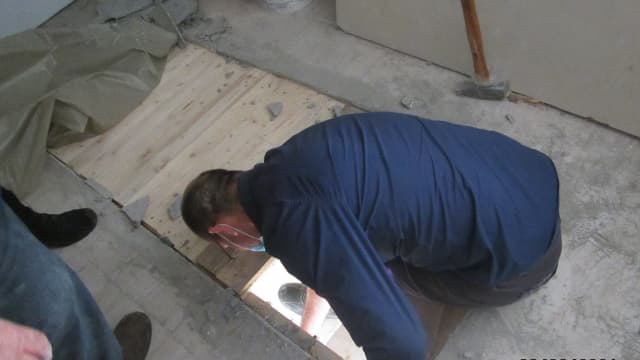 הורסים דירה מפוצלת בחולון