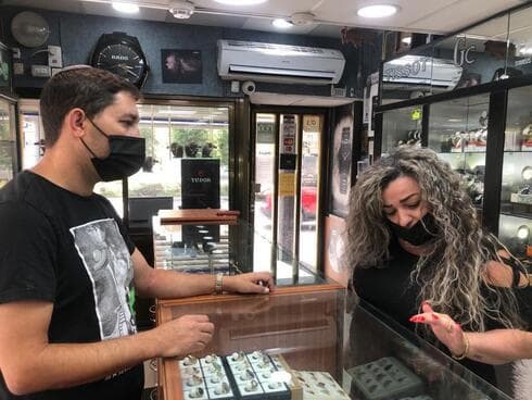 "חשוב לנו להביע מסר של שלום ורצון לחיים משותפים", חתנו של גריף בחנות התכשיטים (צילום: פרטי) חנות התכשיטים גריף