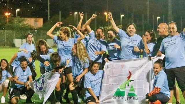 בנות הקבוצה. משלבות בין אימונים לעבודה ומשפחה