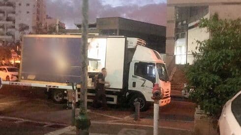 משאית באישון לילה פורקת סחורה משאית באישון לילה פורקת סחורה