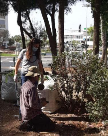 צוות המשרד להגנת הסביבה בפעולה