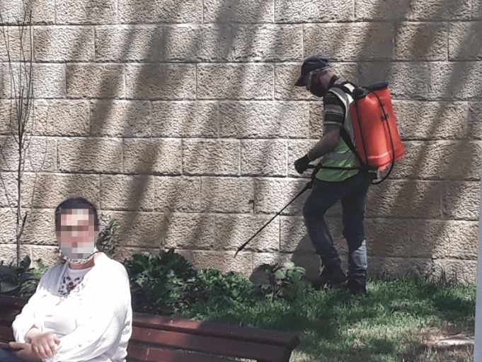 מרססים ליד בני אדם מרססים ליד בני אדם