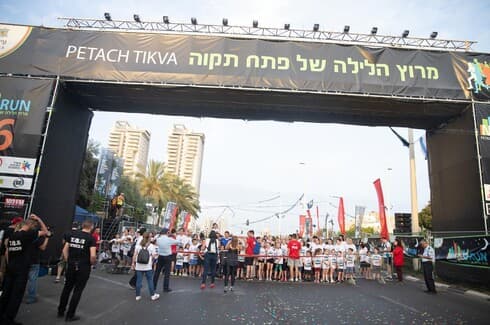 בימות מוסיקה מוארות לאורך המסלול