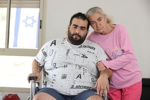 בביתו בנווה שאנן, מור ג'נאשווילי לא מצליח למחוק את מראות ניסיון הלינץ' שעבר בעכו לפני שבועיים