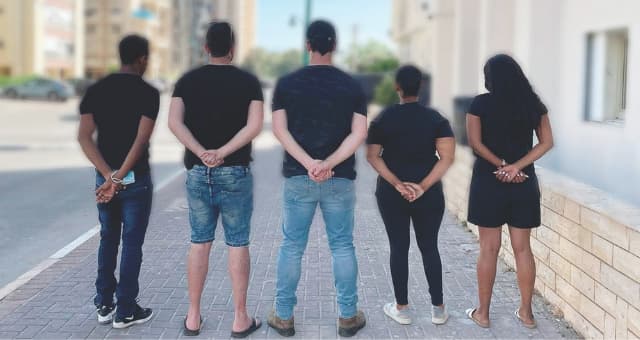 "למה ילדינו הפקר?". ההורים