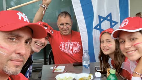 רונן בכר (משמאל) ומשה אוחנה (במרכז). אוהדים את הפועל באר־שבע ממרחקים