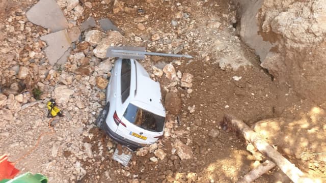 אחד הרכבים שקרסו לבור בחניון שערי צדק