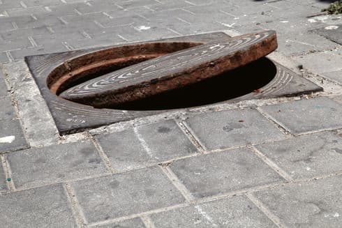 מכסה הביוב בלט כמה סנטימטרים מגובה המדרכה