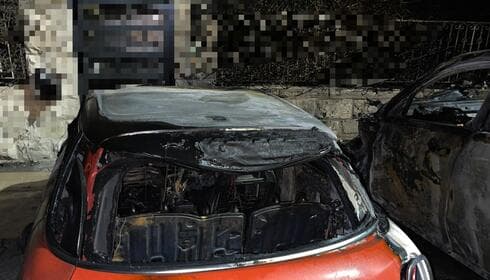 השלד השרוף של אחד הרכבים שהוצתו