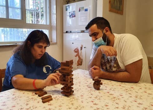 רותם גולדשטיין וחבר ממית"ל (מרכז תעסוקה) של אלו"ט בגבעת ברנר 