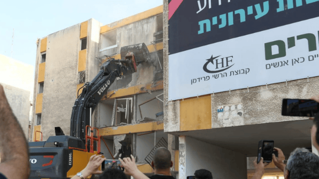 הורסים את מתחם השבטים