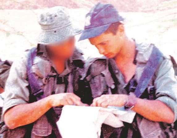 בנט מנווט עם חברו ליחידה, עמנואל מורנו ז"ל