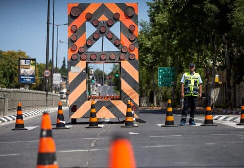 בסמוך לחניון שקרס השבוע בשערי צדק: בשנת 2019 קבעה חוות דעת גיאולוגית שמדובר באיזור חלש ופיצוצים עלולים לפגוע במבנים (צילום: אלכס קולומויסקי) בסמוך לחניון שקרס השבוע בשערי צדק: בשנת 2019 קבעה חוות דעת גיאולוגית שמדובר באיזור חלש ופיצוצים עלולים לפגוע במבנים