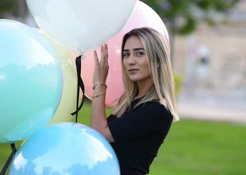 רותם חסון מצאה דרך מרגשת להנציח את זכר אחותה, רעות מימוני חסון ז"ל ,שנפטה לאחר לידת בנה: היא החלה ליצור מארזים ליולדות וסידורי בלונים לאירועים (צילום: הרצל יוסף) רותם חסון מצאה דרך מרגשת להנציח את זכר אחותה, רעות מימוני חסון ז"ל ,שנפטה לאחר לידת בנה: היא החלה ליצור מארזים ליולדות וסידורי בלונים לאירועים