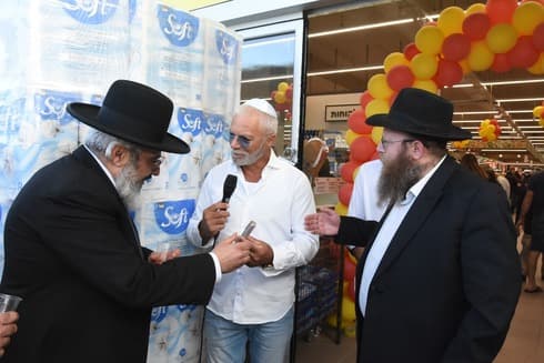 יוחננוף (במרכז) בחנוכת הסניף