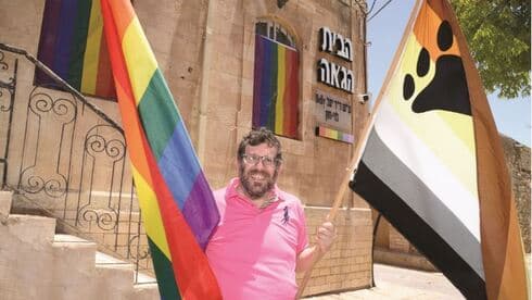 ד"ר פומרנץ בסמוך לבית הקהילה הגאה בעיר. פעיל מרכזי