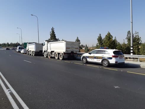 המשאיות הזהות שנתפסו בכביש 444