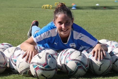 זוהר גת מהשרון מסומנת כיוסי בניון של כדוררגל נשים 