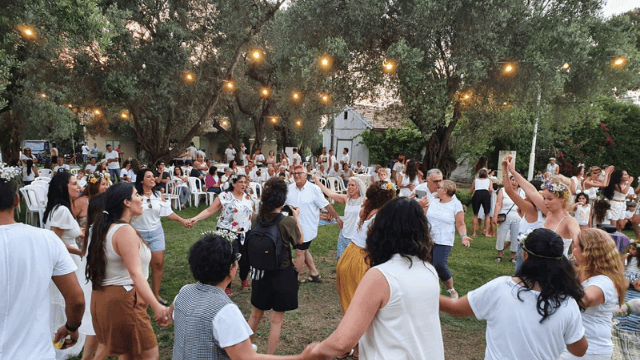 להקת החברים של נחום מרקידה בכרמיה להקת החברים של נחום מרקידה בכרמיה